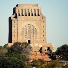 Voortrekker meisies word aangeval by die Voortrekkermonument in Pretoria