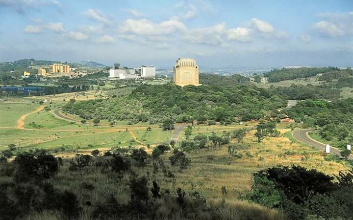 Jong vrou by Voortrekkermonument verkrag